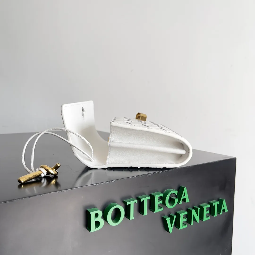 Batch 1160 BV Andiamo clutch wallet is super high-end🤎🤎How come the long clutch bag is so exquisite~ The braided style bag surface paired with all-copper hardware is really warm and high-end. The bag body is super light and can be grabbed easily! It can store a lot of small items and large mobile phones ~ very practical for daily use. Style number: 741504 Size: 19*11.5*3